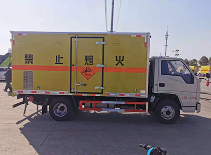 麻栗坡爆破器材运输车工人安全操作规范与智能技术保障